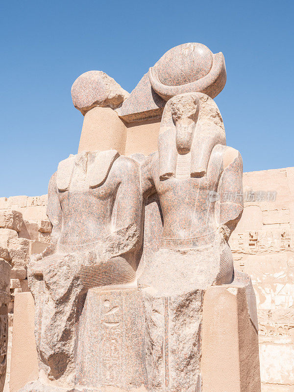 Medinet Habu神庙的法老雕像